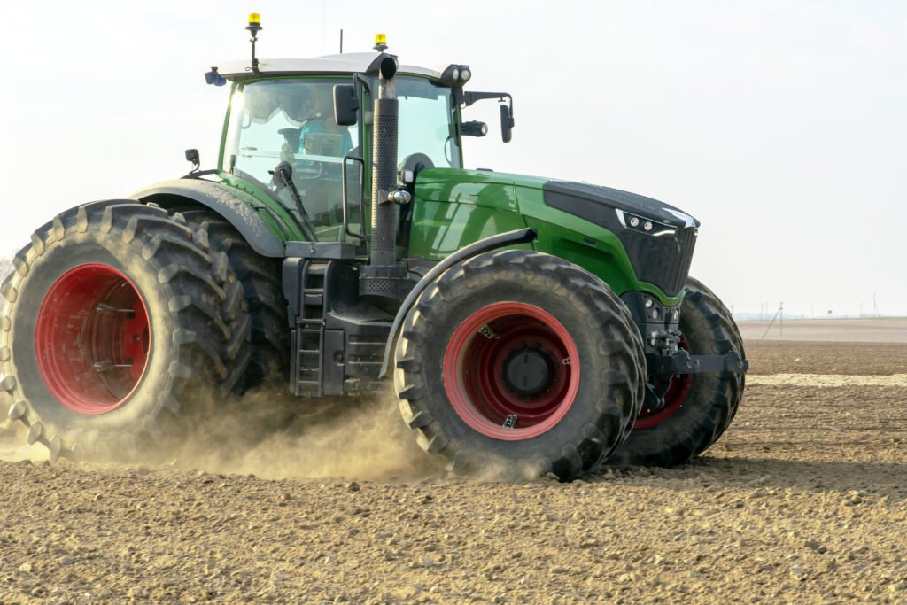 Un contoterzista al lavoro con un trattore di ultima generazione, Ismea e Nuova Sabatini agevolano il rinnovo della flotta del parco macchine.