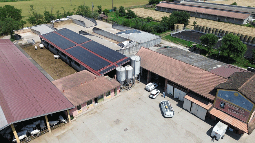 Vista dall'alto (drone) dell'impianto fotovoltaico alla cascina di Quinzano d'Oglio