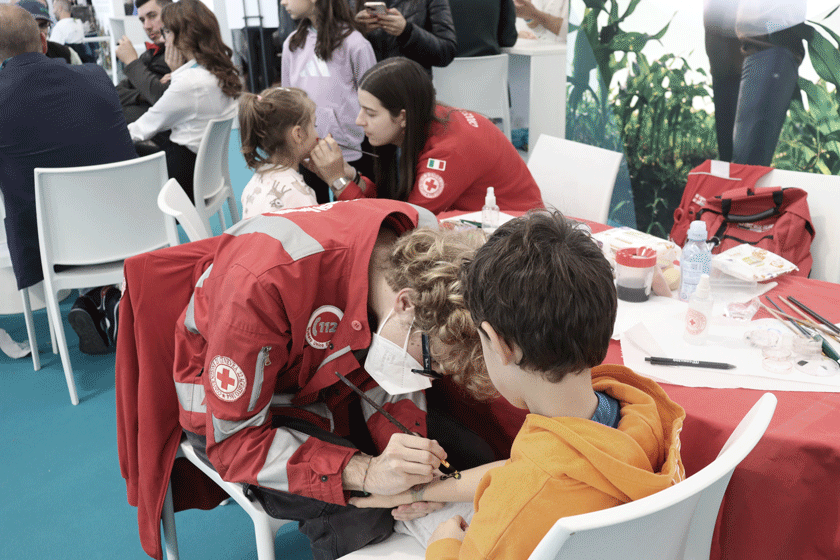 Staff dello stand per attività con bambini