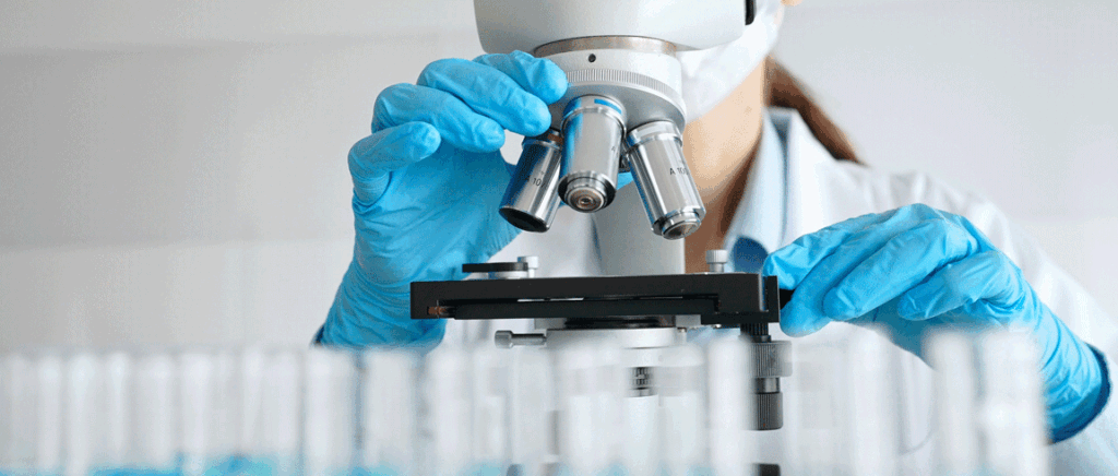 Ricercatrice al microsopio.