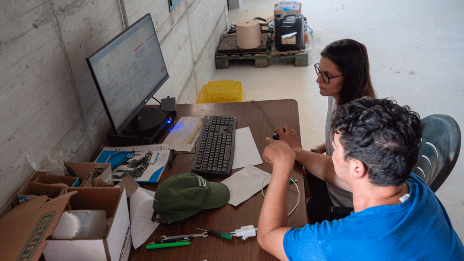 Laura e Paolo nella sala di controllo dell&rsquo;impianto di Biogas.